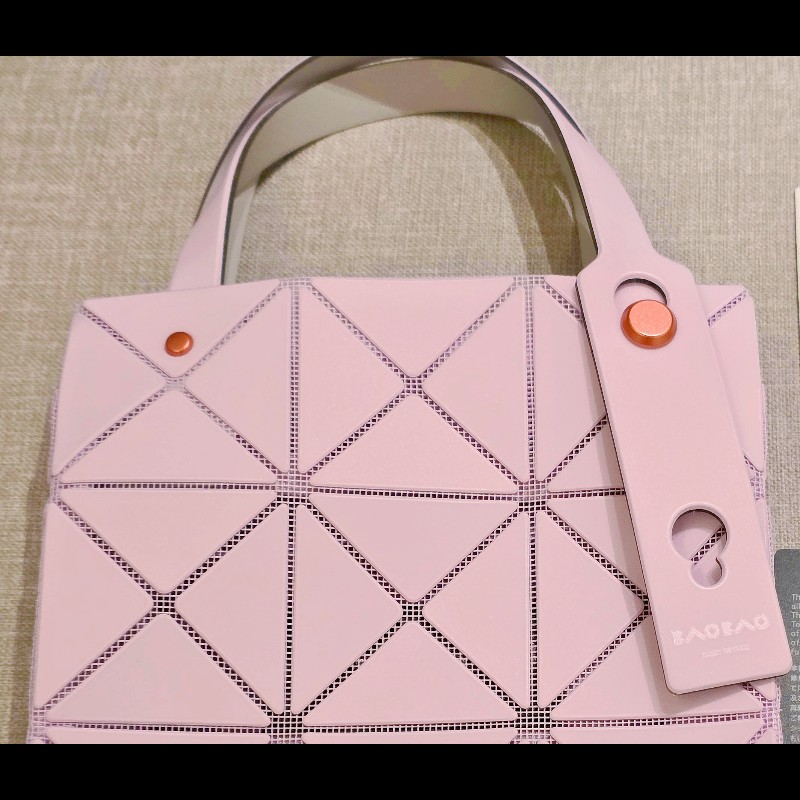 BAOBAO 三宅一生 限定款 日本京都旗艦店購入
2025年限量款
鑽石包,粉色/小號
9.8新-7