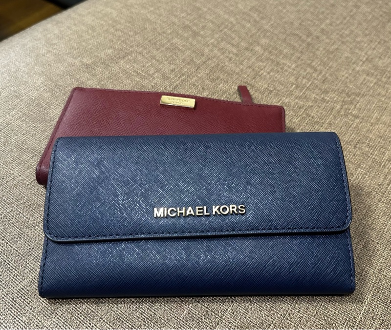 MlCHAEL KORS 防刮三折長夾-深藍/金字Logo防刮皮革三折壓扣式 長夾 海軍藍/朱槿花防刮內層-0