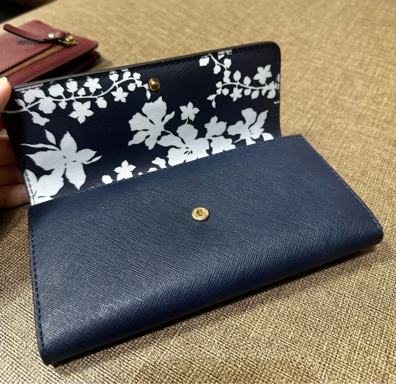 MlCHAEL KORS 防刮三折長夾-深藍/金字Logo防刮皮革三折壓扣式 長夾 海軍藍/朱槿花防刮內層-1
