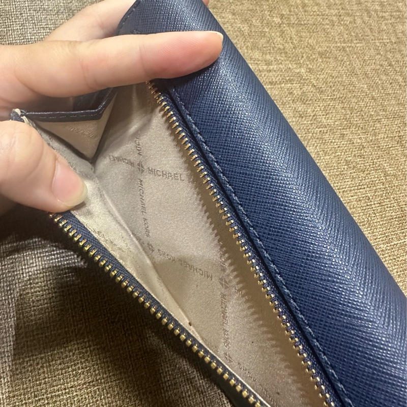 MlCHAEL KORS 防刮三折長夾-深藍/金字Logo防刮皮革三折壓扣式 長夾 海軍藍/朱槿花防刮內層-3