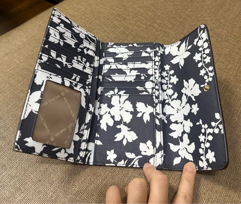 MlCHAEL KORS 防刮三折長夾-深藍/金字Logo防刮皮革三折壓扣式 長夾 海軍藍/朱槿花防刮內層-4