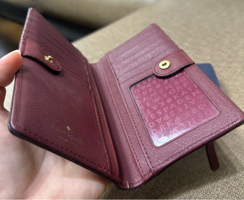 Kate Spade 薄款 鈕扣掀蓋防刮皮革中夾/長夾-酒紅色-1