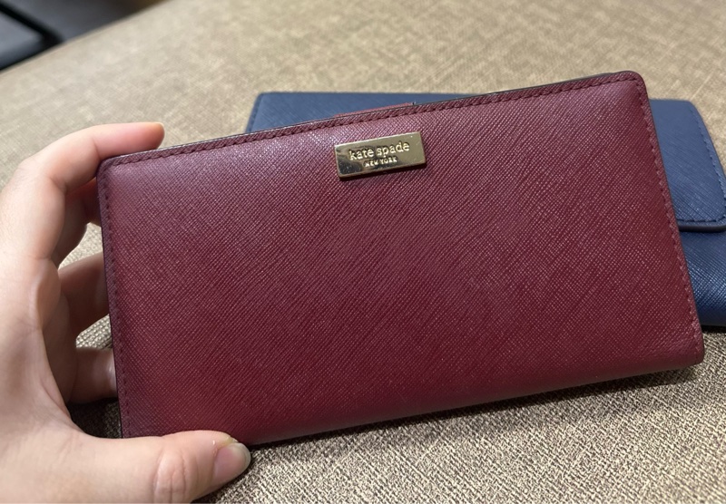 Kate Spade 薄款 鈕扣掀蓋防刮皮革中夾/長夾-酒紅色-6