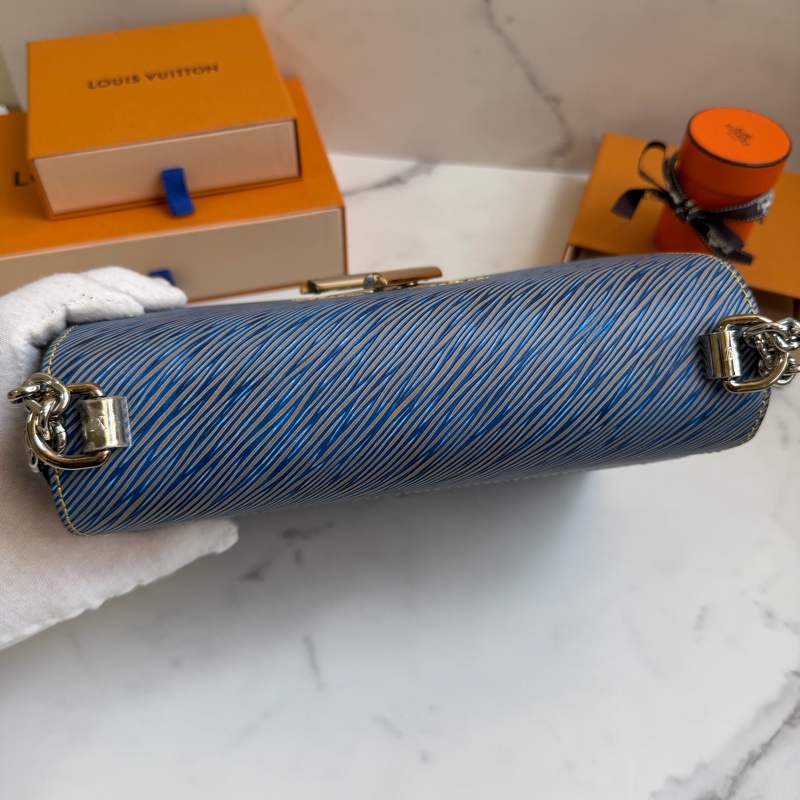 LV Twist Epi 水波紋 藍色鏈條包-3