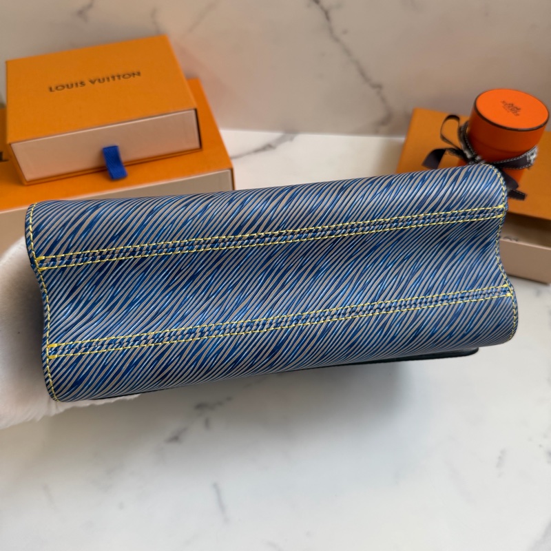 LV Twist Epi 水波紋 藍色鏈條包-4