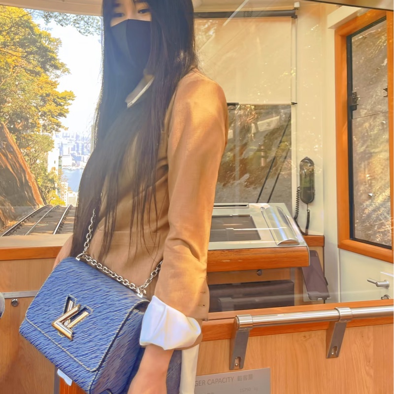 LV Twist Epi 水波紋 藍色鏈條包-7