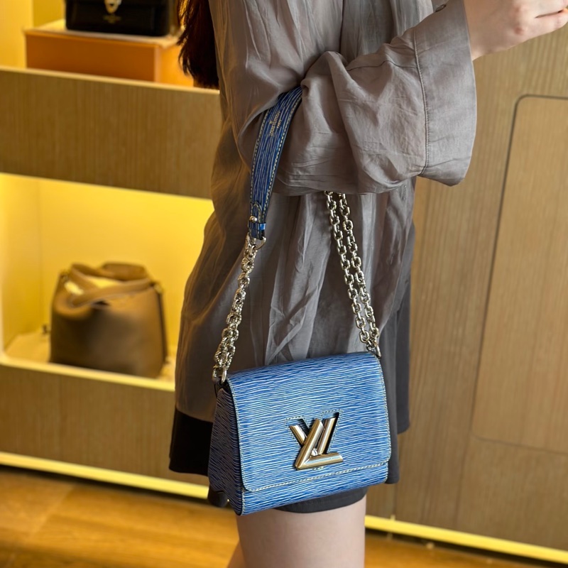 LV Twist Epi 水波紋 藍色鏈條包-8