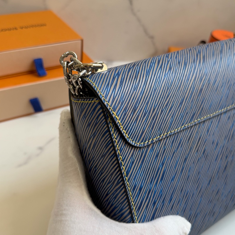 LV Twist Epi 水波紋 藍色鏈條包-15