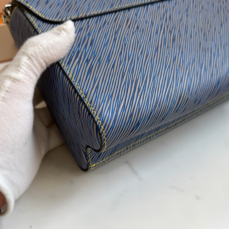 LV Twist Epi 水波紋 藍色鏈條包-16