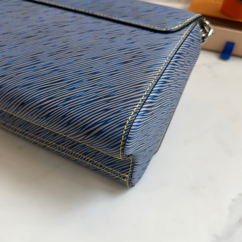 LV Twist Epi 水波紋 藍色鏈條包-17