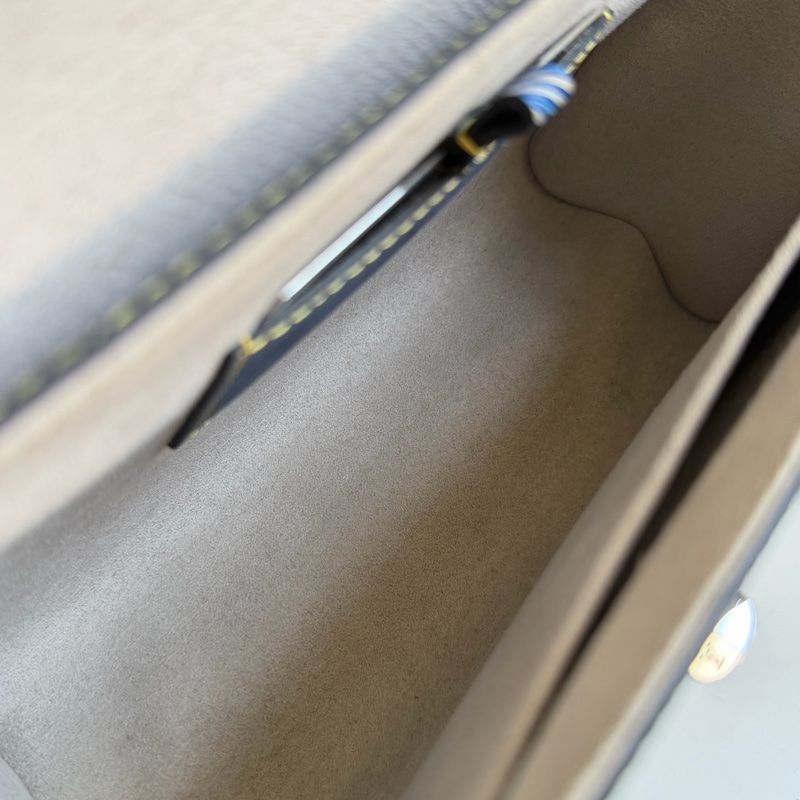 LV Twist Epi 水波紋 藍色鏈條包-22