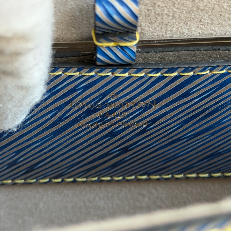 LV Twist Epi 水波紋 藍色鏈條包-23