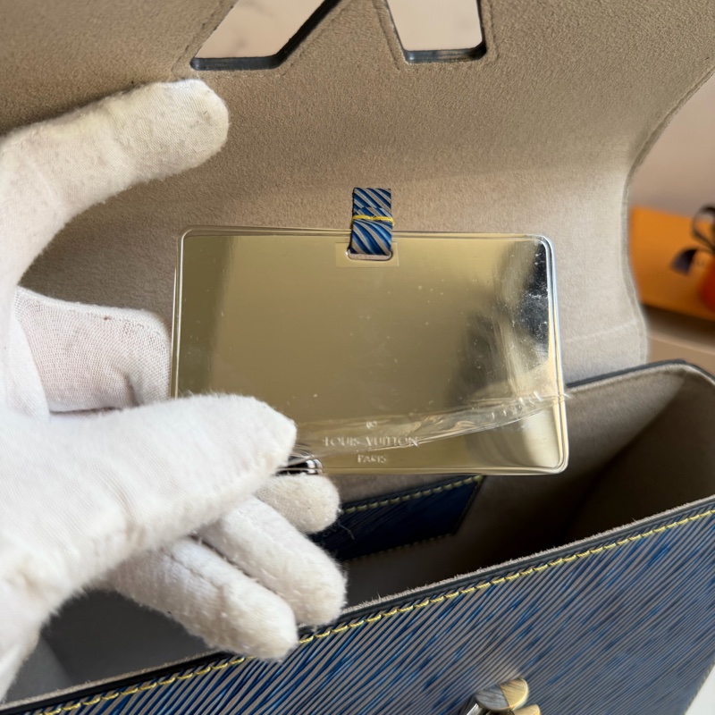 LV Twist Epi 水波紋 藍色鏈條包-24