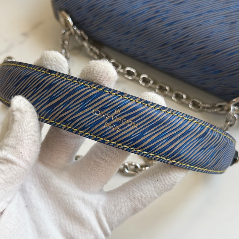 LV Twist Epi 水波紋 藍色鏈條包-25