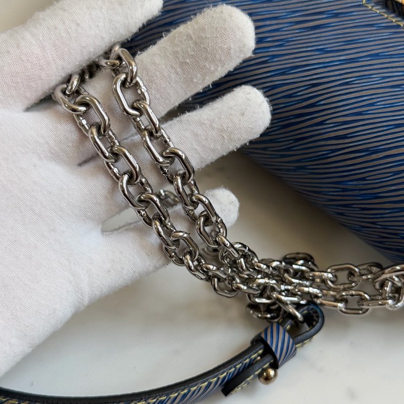 LV Twist Epi 水波紋 藍色鏈條包-26