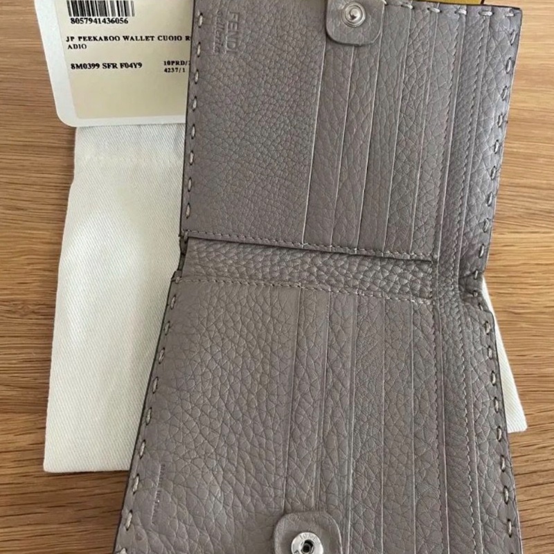 二手『FENDI 芬迪』 PEEKABOO SELLERIA 手工明縫線 中夾 雙摺錢包 淺灰褐色 大象灰-1