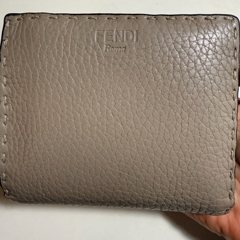 二手『FENDI 芬迪』 PEEKABOO SELLERIA 手工明縫線 中夾 雙摺錢包 淺灰褐色 大象灰-4