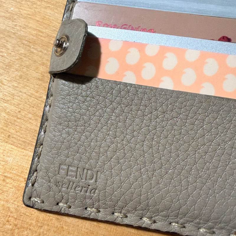 二手『FENDI 芬迪』 PEEKABOO SELLERIA 手工明縫線 中夾 雙摺錢包 淺灰褐色 大象灰-7