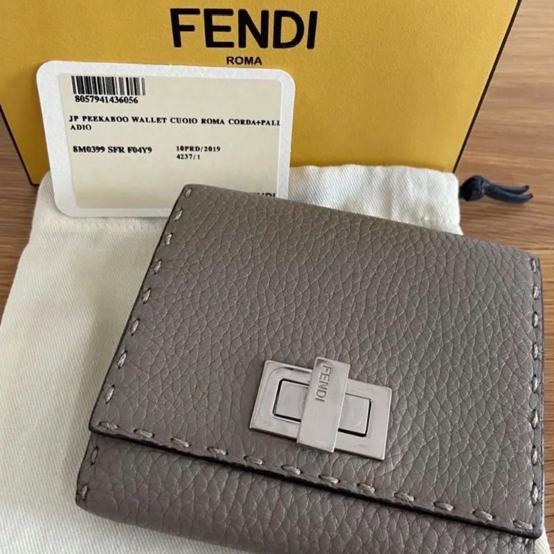二手『FENDI 芬迪』 PEEKABOO SELLERIA 手工明縫線 中夾 雙摺錢包 淺灰褐色 大象灰-10