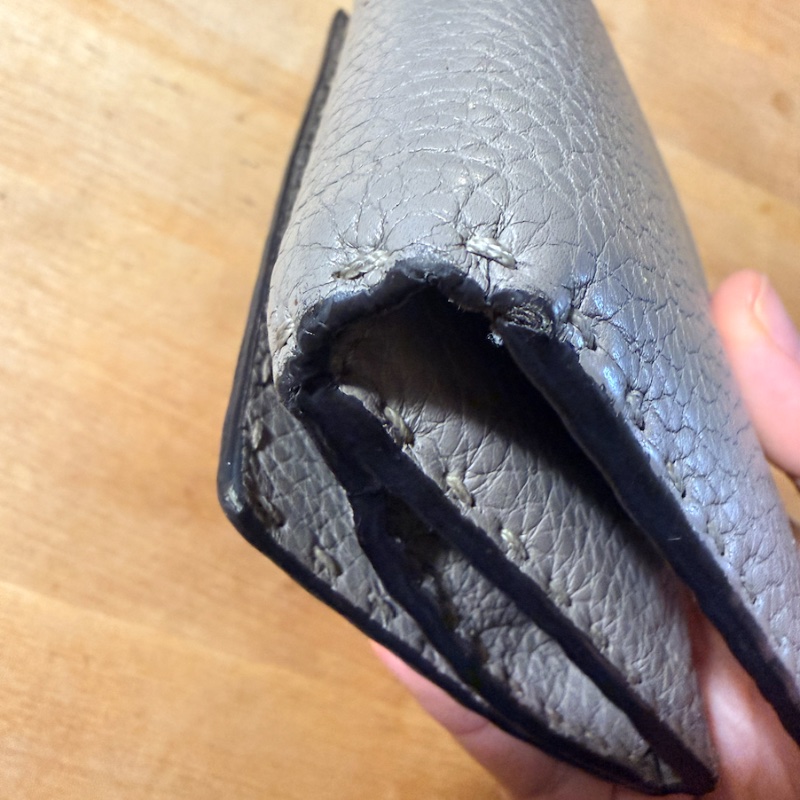 二手『FENDI 芬迪』 PEEKABOO SELLERIA 手工明縫線 中夾 雙摺錢包 淺灰褐色 大象灰-12