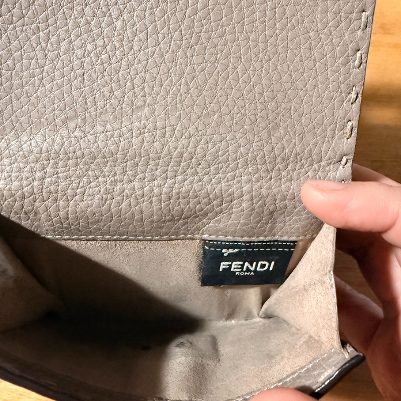 二手『FENDI 芬迪』 PEEKABOO SELLERIA 手工明縫線 中夾 雙摺錢包 淺灰褐色 大象灰-15