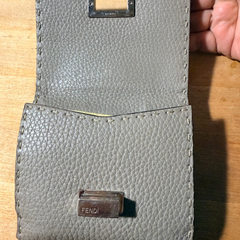 二手『FENDI 芬迪』 PEEKABOO SELLERIA 手工明縫線 中夾 雙摺錢包 淺灰褐色 大象灰-16