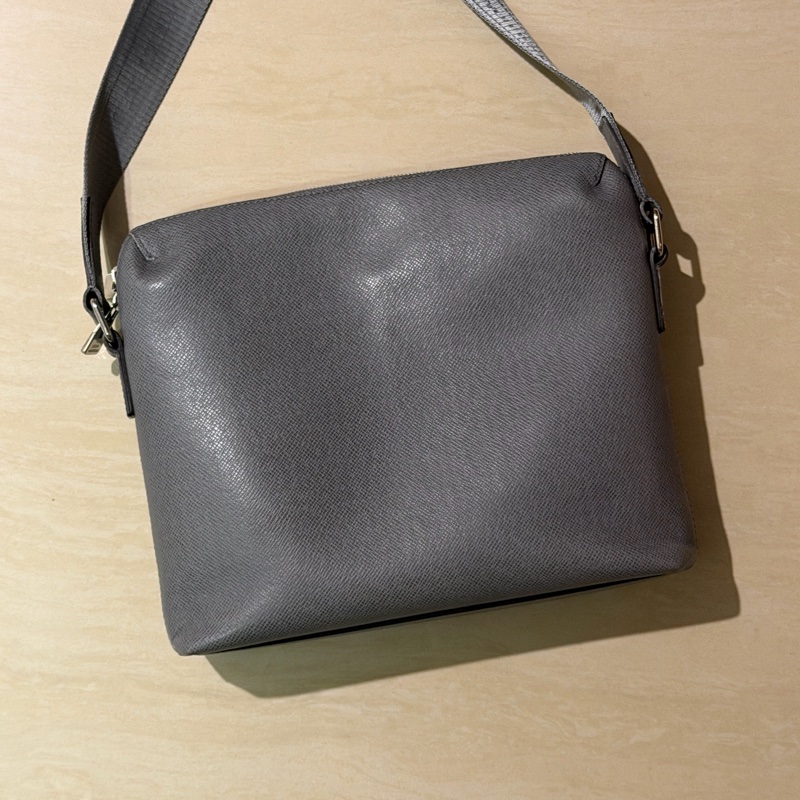 Louis Vuitton Taiga Grigori Messenger Shoulder Bag-2
