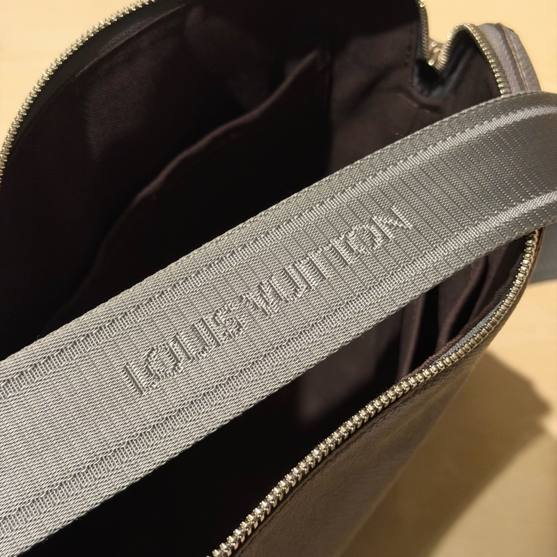 Louis Vuitton Taiga Grigori Messenger Shoulder Bag-3