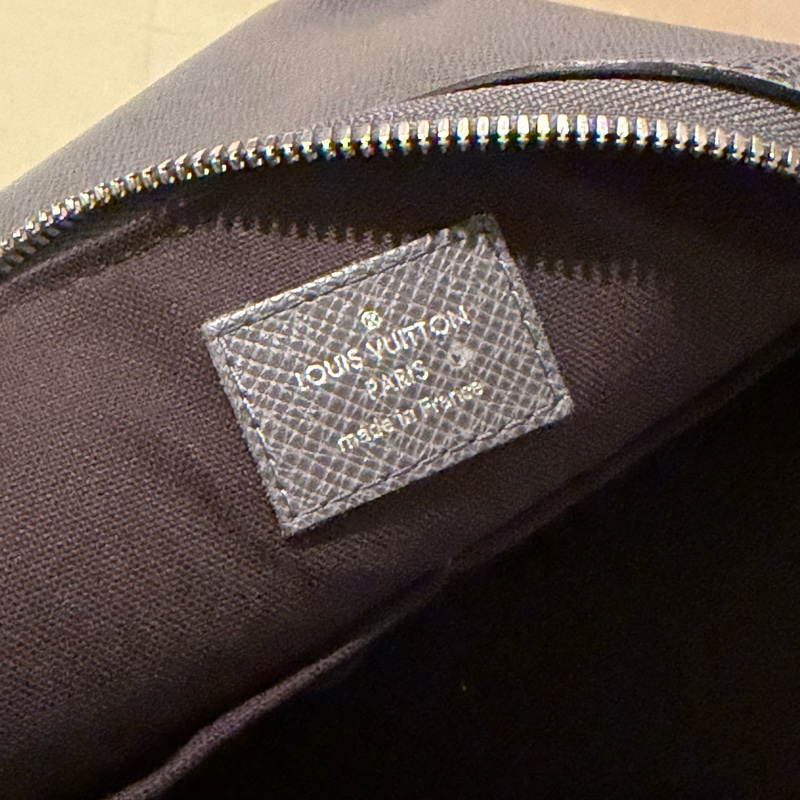 Louis Vuitton Taiga Grigori Messenger Shoulder Bag-4