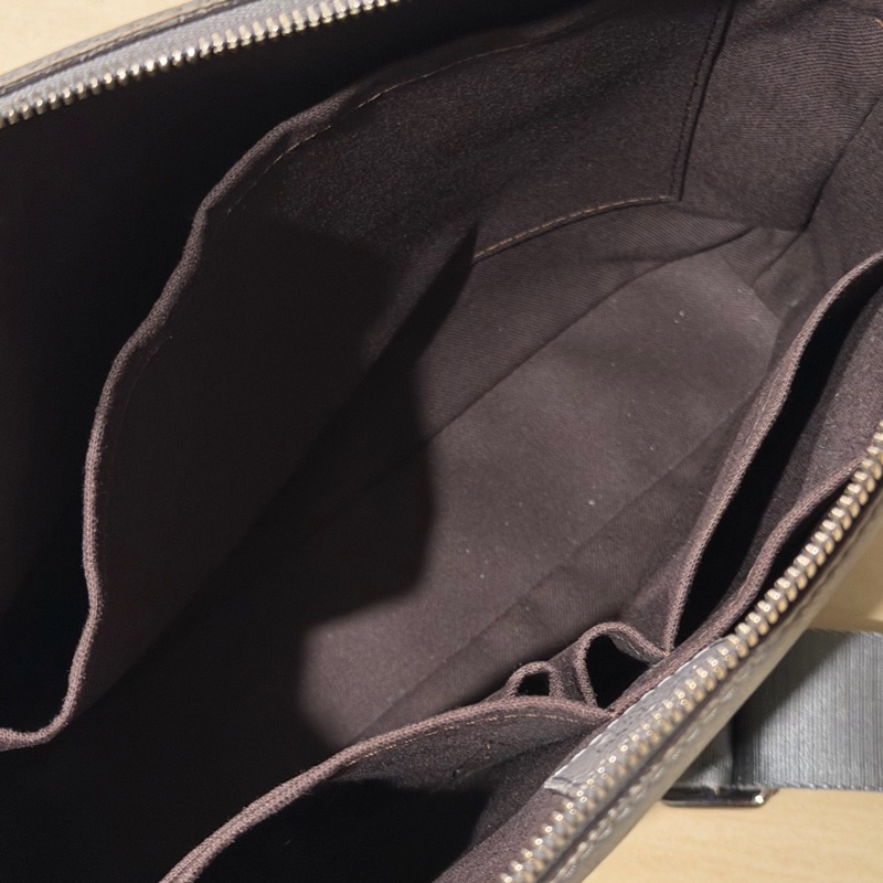 Louis Vuitton Taiga Grigori Messenger Shoulder Bag-11