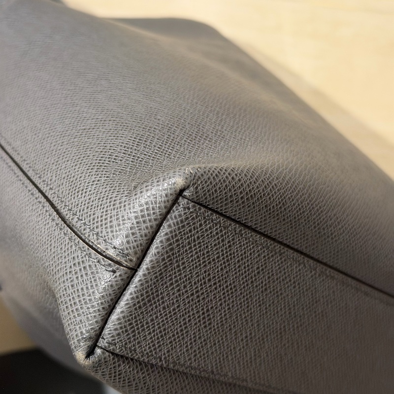 Louis Vuitton Taiga Grigori Messenger Shoulder Bag-23