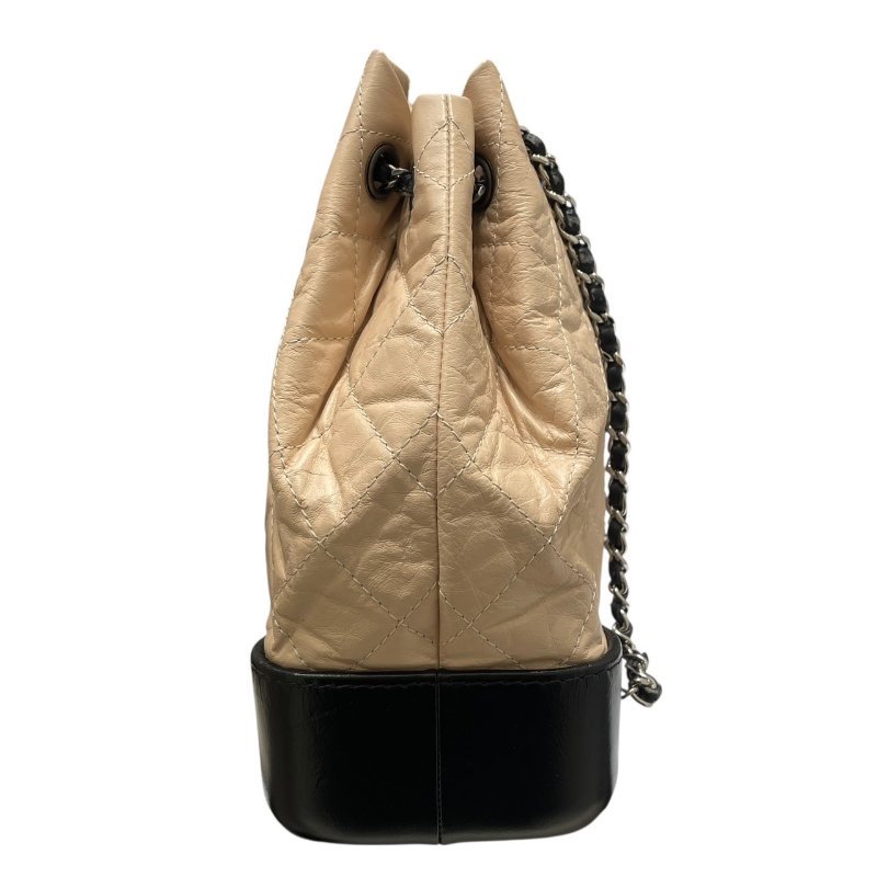 CHANEL 香奈兒 GABRIELLE 後背包 流浪包 皮革 粉膚色 金銀扣-2