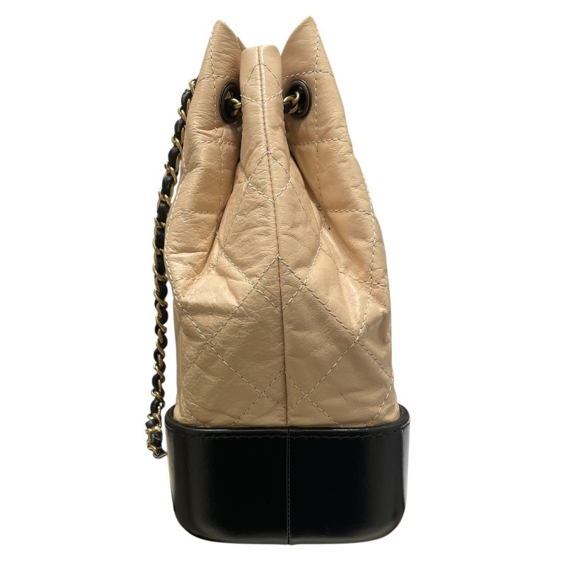 CHANEL 香奈兒 GABRIELLE 後背包 流浪包 皮革 粉膚色 金銀扣-3