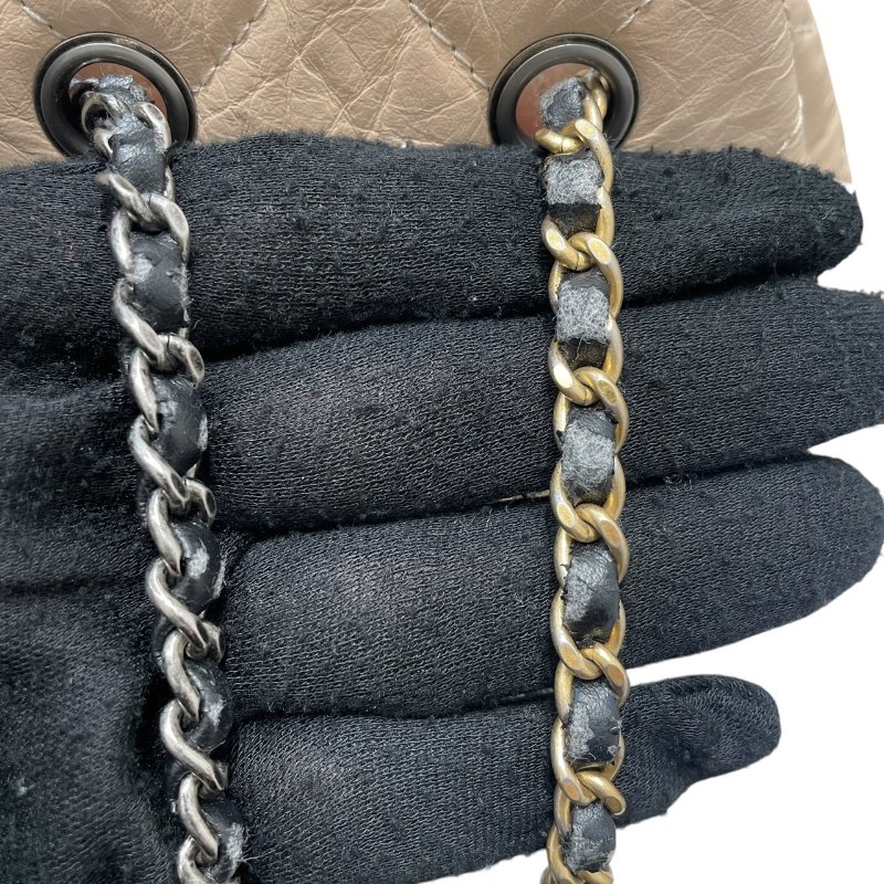 CHANEL 香奈兒 GABRIELLE 後背包 流浪包 皮革 粉膚色 金銀扣-10