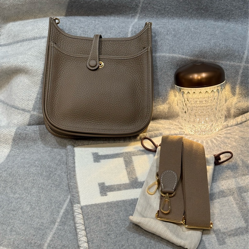 (已售出)【全新現貨】Hermès Evelyne 23 K刻 大象灰金扣-1