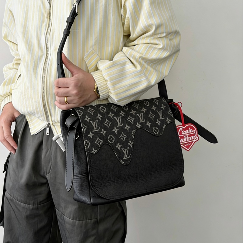 LV Nigo聯名款牛仔拼皮郵差包 尺寸約31×26 芯片款 附件:盒子塵袋-0