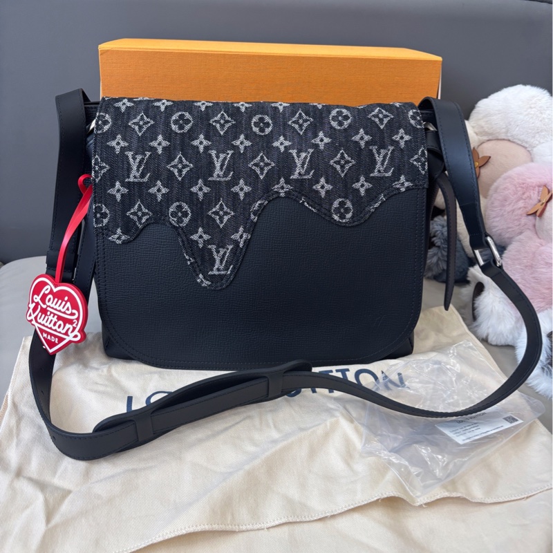 LV Nigo聯名款牛仔拼皮郵差包 尺寸約31×26 芯片款 附件:盒子塵袋-1