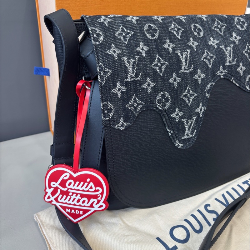 LV Nigo聯名款牛仔拼皮郵差包 尺寸約31×26 芯片款 附件:盒子塵袋-3