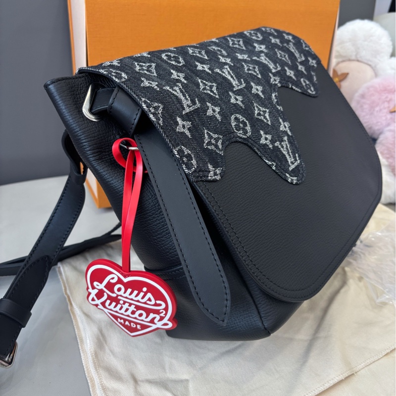 LV Nigo聯名款牛仔拼皮郵差包 尺寸約31×26 芯片款 附件:盒子塵袋-6