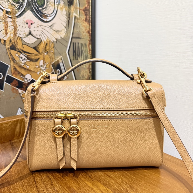一摸就知道質感不輸小香 櫃上近1萬5🔥新款飯盒包Tory Burch Romy mini bag斜背包 (棕色 駝色 栗色 芝麻色 奶茶色)-0
