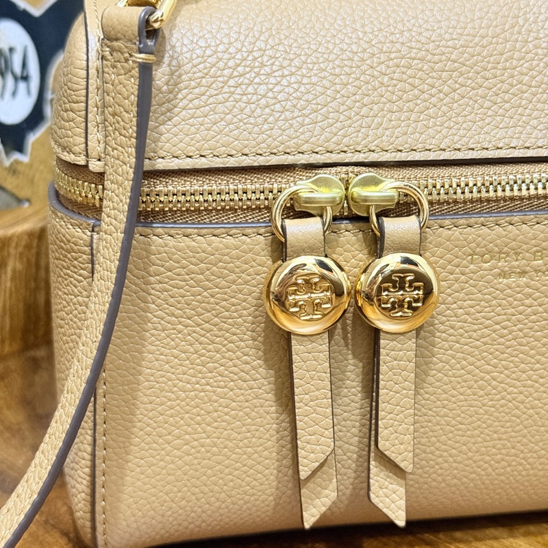 一摸就知道質感不輸小香 櫃上近1萬5🔥新款飯盒包Tory Burch Romy mini bag斜背包 (棕色 駝色 栗色 芝麻色 奶茶色)-1