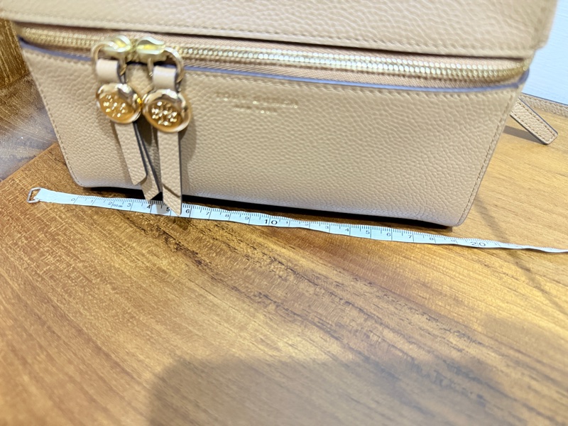 一摸就知道質感不輸小香 櫃上近1萬5🔥新款飯盒包Tory Burch Romy mini bag斜背包 (棕色 駝色 栗色 芝麻色 奶茶色)-13