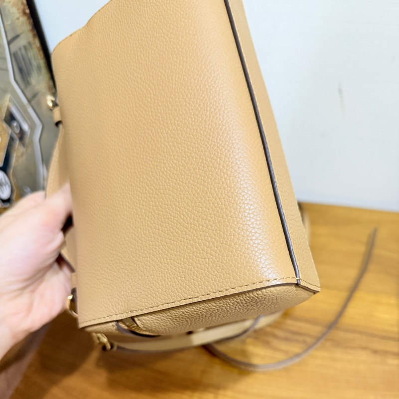 一摸就知道質感不輸小香 櫃上近1萬5🔥新款飯盒包Tory Burch Romy mini bag斜背包 (棕色 駝色 栗色 芝麻色 奶茶色)-14
