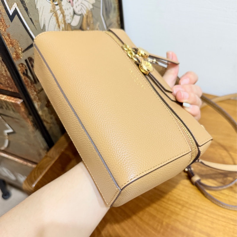 一摸就知道質感不輸小香 櫃上近1萬5🔥新款飯盒包Tory Burch Romy mini bag斜背包 (棕色 駝色 栗色 芝麻色 奶茶色)-15