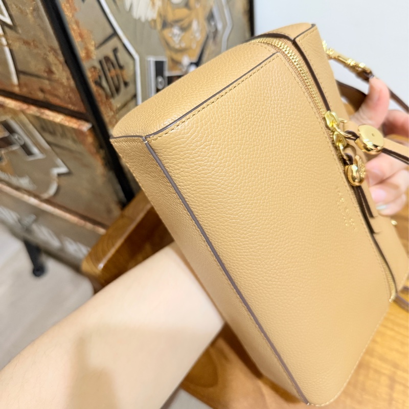 一摸就知道質感不輸小香 櫃上近1萬5🔥新款飯盒包Tory Burch Romy mini bag斜背包 (棕色 駝色 栗色 芝麻色 奶茶色)-16