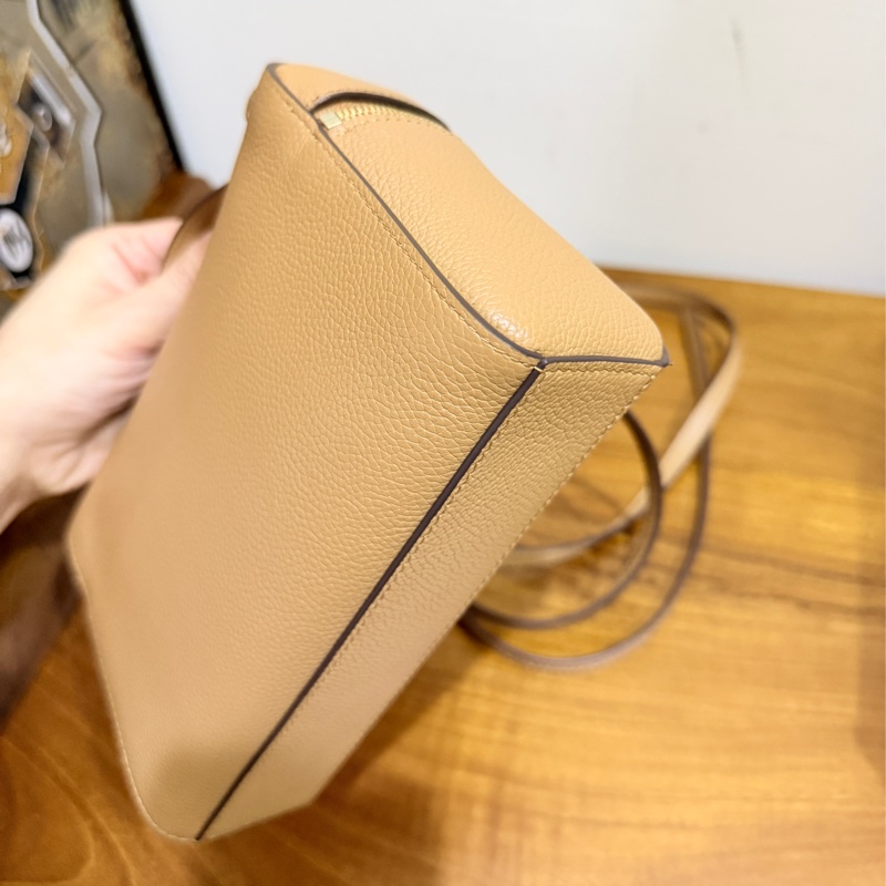 一摸就知道質感不輸小香 櫃上近1萬5🔥新款飯盒包Tory Burch Romy mini bag斜背包 (棕色 駝色 栗色 芝麻色 奶茶色)-17