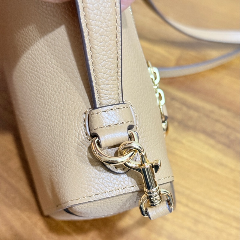 一摸就知道質感不輸小香 櫃上近1萬5🔥新款飯盒包Tory Burch Romy mini bag斜背包 (棕色 駝色 栗色 芝麻色 奶茶色)-20