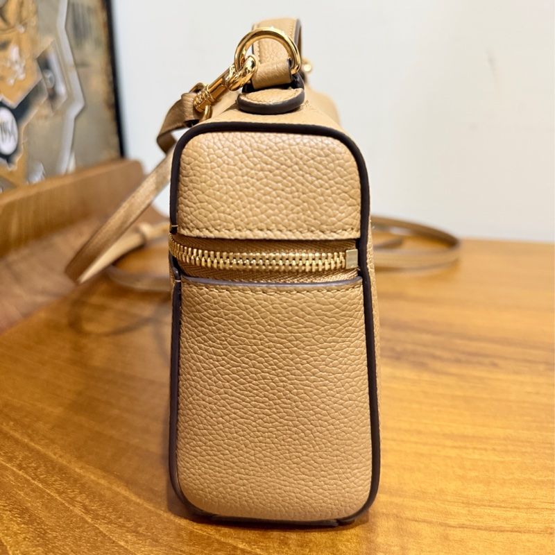 一摸就知道質感不輸小香 櫃上近1萬5🔥新款飯盒包Tory Burch Romy mini bag斜背包 (棕色 駝色 栗色 芝麻色 奶茶色)-22