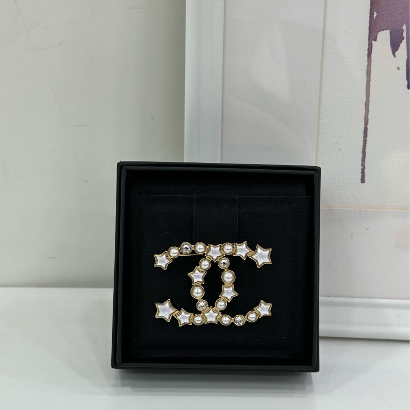 Chanel香奈兒星星珍珠圓形水鑽大雙C胸針耀白款 全新-0