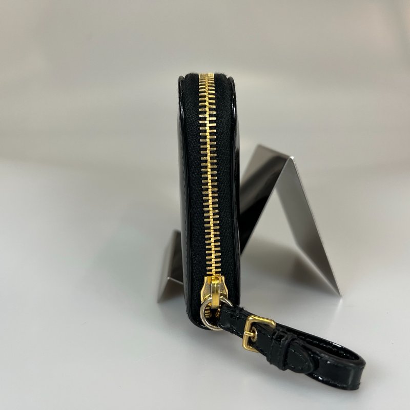 MIU MIU 黑漆皮ㄇ拉長夾-3